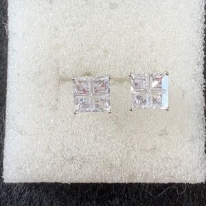 Elegant 925 Sterling Silver mosaniite Stud Earrings..NWOT